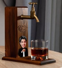 BK Gift Kişiye Özel Kabartmalı İsim ve Karikatür Figürlü Musluklu Ahşap İçki Standı-2