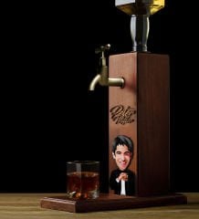 BK Gift Kişiye Özel Kabartmalı İsim ve Karikatür Figürlü Musluklu Ahşap İçki Standı-2