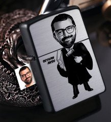 Kişiye Özel Bay Hakim Karikatürlü Benzinli Siyah Metal Çakmak - 1