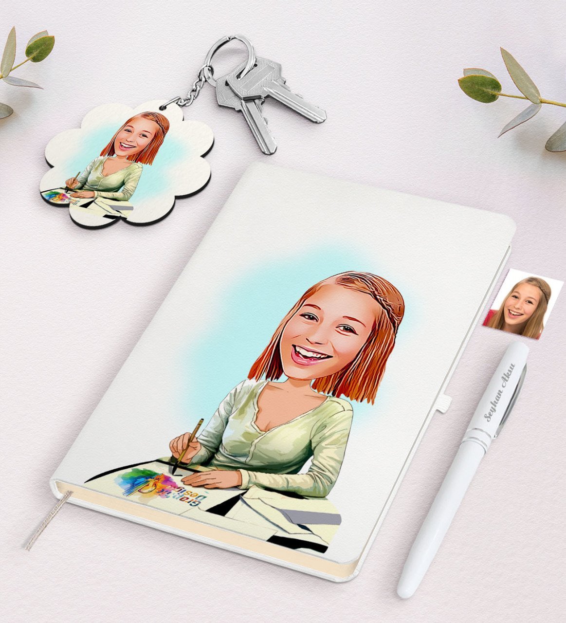 Kişiye Özel Kadın Grafik Tasarımcı Karikatürlü Beyaz Defter Kalem ve Anahtarlık Hediye Seti