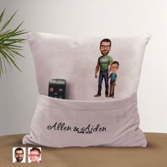 BK Gift Kişiye Özel Baba Oğul Karikatür Tasarımlı Organizer Kumanda ve Atıştırmalık Cepli Pembe Kırlent Yastık-21 Arkadaşa Hediye, Cepli Yastık