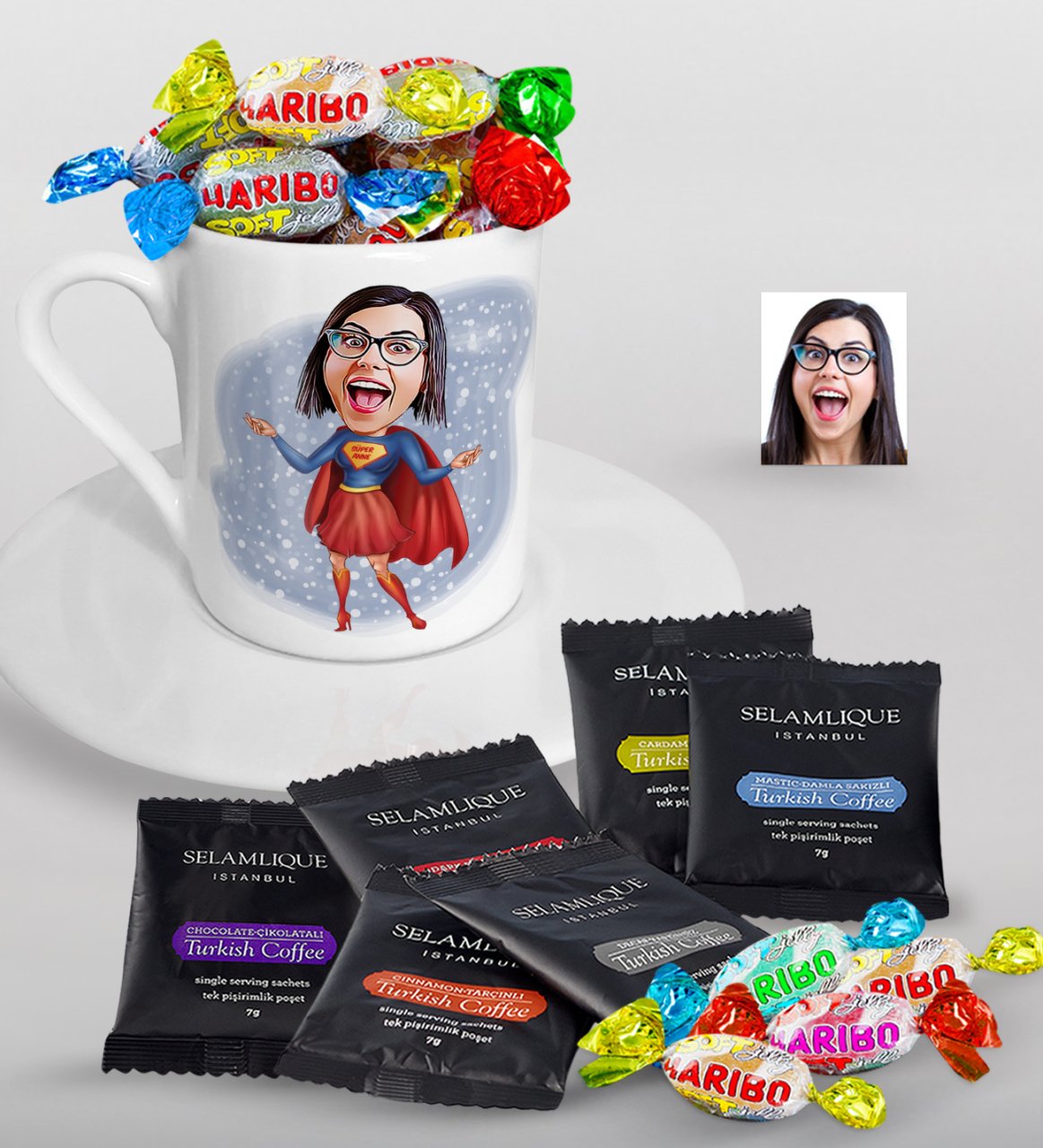 Kişiye Özel Süper Anne Karikatürlü Türk Kahvesi Fincanı Selamlique Karışık Türk Kahvesi ve Haribo Şeker Hediye Seti-1