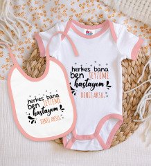 BK Kids Kişiye Özel Herkes Bana Ben Teyzeme Hastayım Tasarımlı Pembe Bebek Body Zıbın ve Mama Önlüğü Hediye Seti