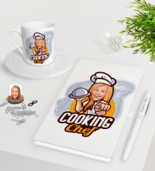 Kişiye Özel Bayan Chef Karikatürlü Beyaz Defter Kalem Türk Kahvesi Fincanı Seti-15