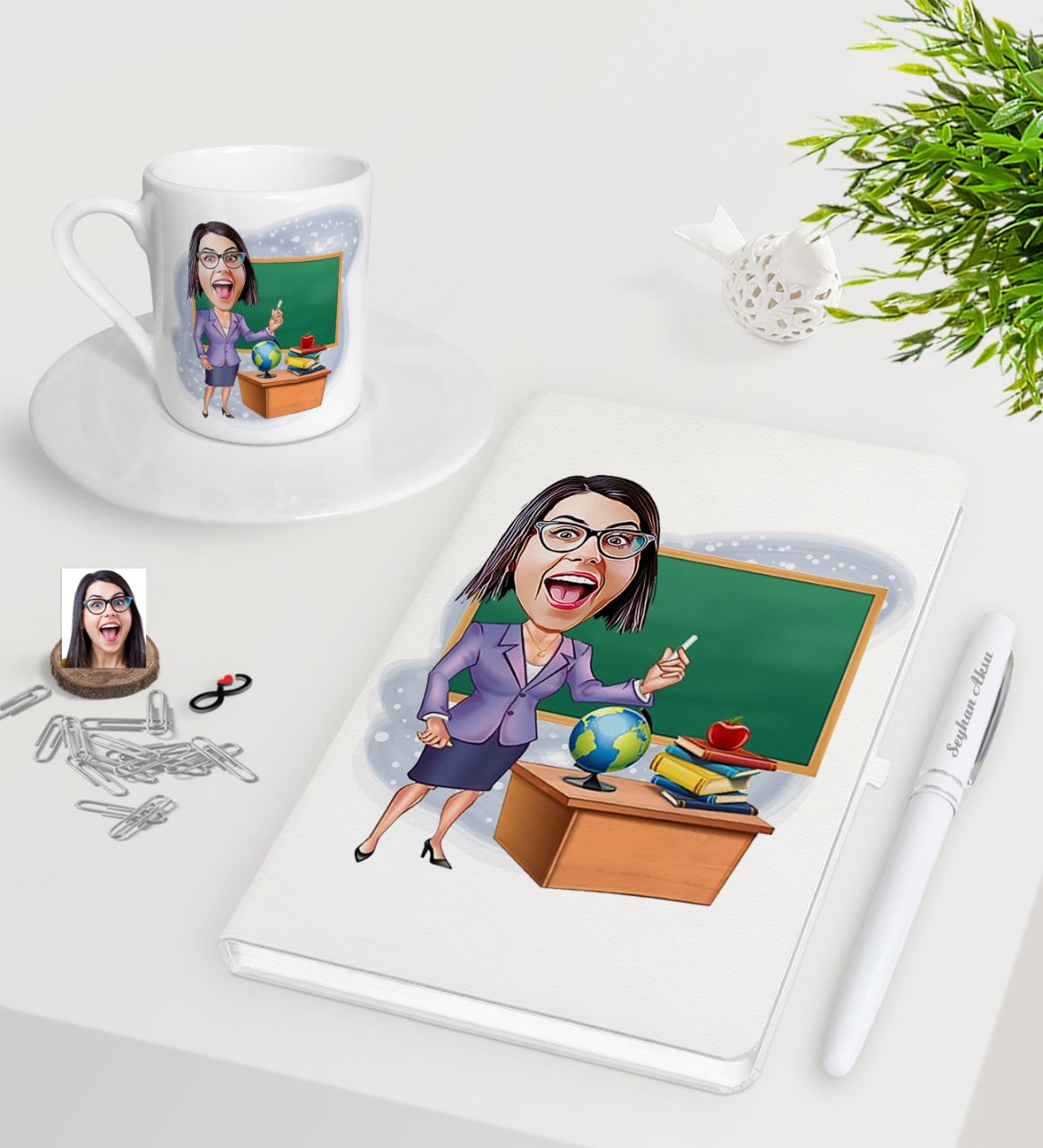 Kişiye Özel Bayan Öğretmen Karikatürlü Beyaz Defter Kalem Türk Kahvesi Fincanı Seti-1