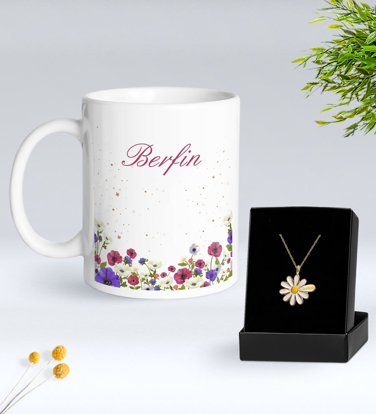 BK Gift Kişiye Özel İsimli Çiçek Tasarımlı Beyaz Kupa ve Papatya Kolye Hediye Seti - 10, Sevgiliye Hediye, Anneye Hediye, Arkadaşa Hediye