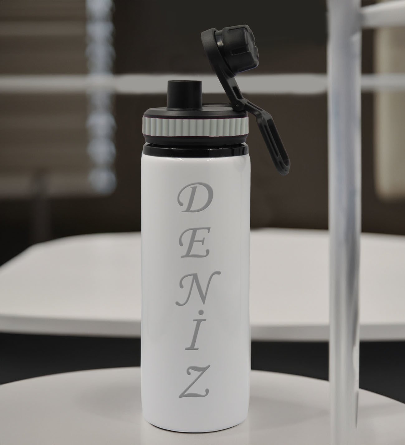BK Gift Kişiye Özel İsimli Gri Renkli Şerit Metal Su Matarası 850ml, İsimli Matara, Arkadaşa Hediye