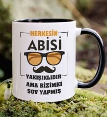 BK Gift Herkesin Abisi Yakışıklıdır Ama Bizimki Şov Yapmış Tasarımlı Siyah Kupa Bardak, Doğum Günü Hediyesi