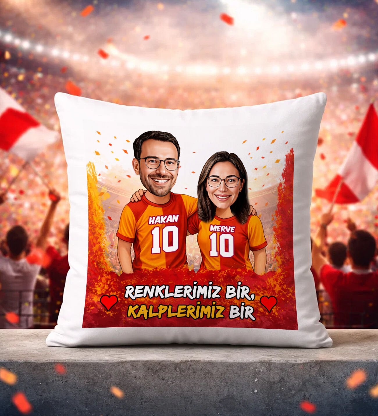 BK Gift Kişiye Özel İsimli Sarı-Kırmızı Sevgili Karikatürlü Beyaz Kırlent Yastık - Doğum Günü Hediyesi, Taraftar Hediyesi