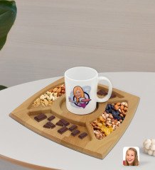 Kişiye Özel Kadın Garson Karikatürlü Beyaz Kupa ve Doğal Masif Ahşap 4 Bölmeli Sunum Tabağı Çerezlik Hediye Seti-1