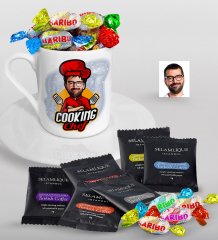Kişiye Özel Erkek Chef Karikatürlü Türk Kahvesi Fincanı Selamlique Karışık Türk Kahvesi ve Haribo Şeker Hediye Seti-11