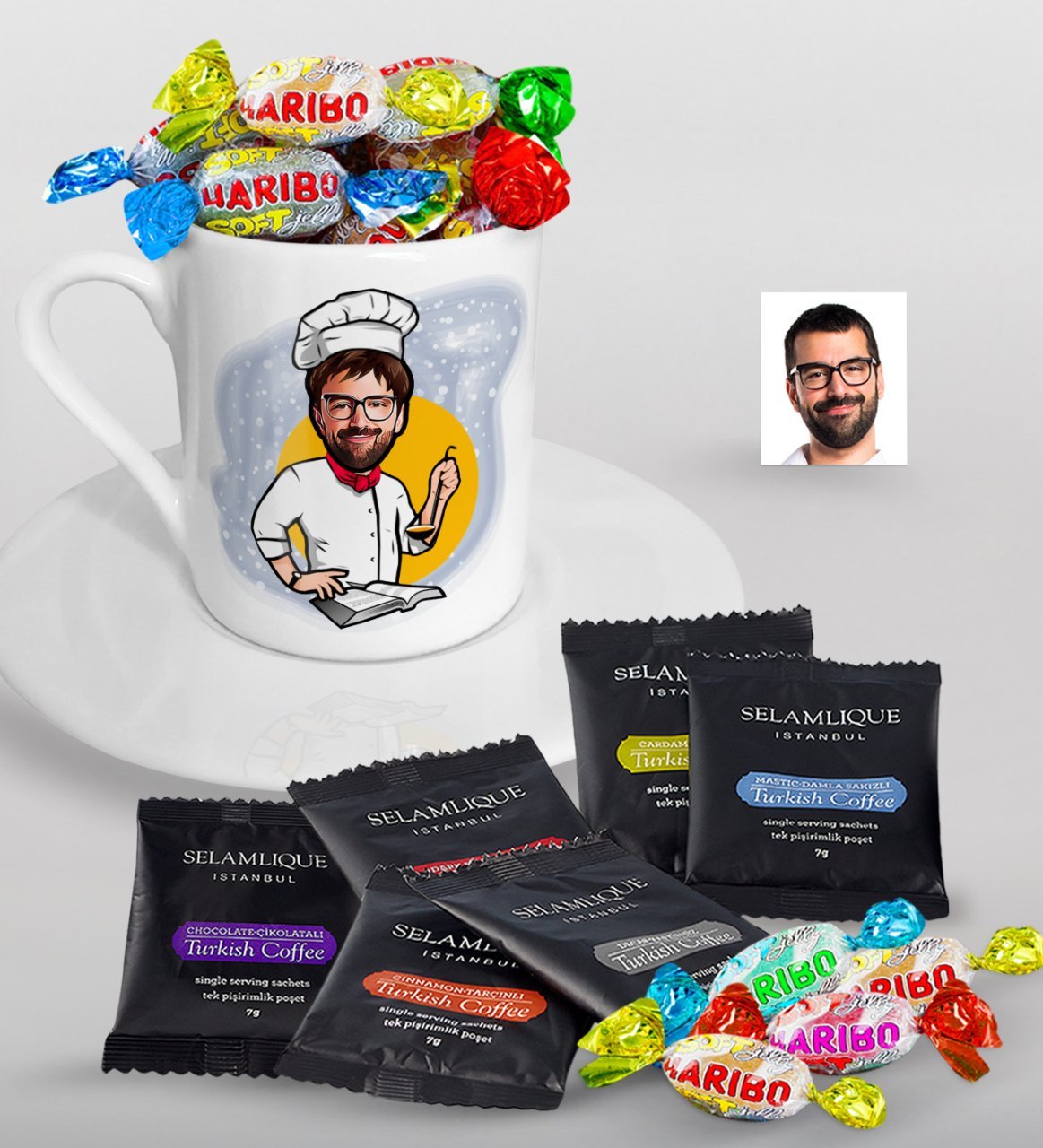 Kişiye Özel Erkek Chef Karikatürlü Türk Kahvesi Fincanı Selamlique Karışık Türk Kahvesi ve Haribo Şeker Hediye Seti-12