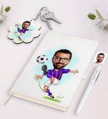 Kişiye Özel Bordo Mavi Futbolcu Karikatürlü Beyaz Defter Kalem ve Anahtarlık Hediye Seti