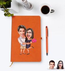 Kişiye Özel Sevgililer Karikatürlü Turuncu Termo Deri Defter Kalem Seti Model 108
