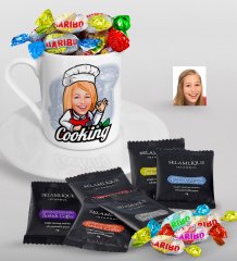Kişiye Özel Bayan Chef Karikatürlü Türk Kahvesi Fincanı Selamlique Karışık Türk Kahvesi ve Haribo Şeker Hediye Seti-14