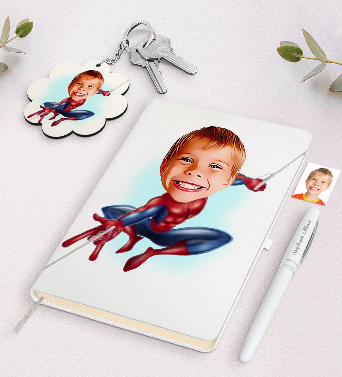 Kişiye Özel Erkek Çocuk Örümcek Adam Karikatürlü Beyaz Defter Kalem ve Anahtarlık Hediye Seti