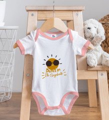 BK Kids Kişiye Özel İlk Seyahat Tasarımlı Pembe Bebek Body Zıbın ve Mama Önlüğü Hediye Seti-1