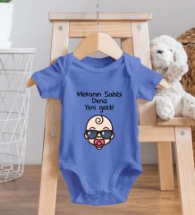 BK Kids Kişiye Özel Mekanın Sahibi Tasarımlı Mavi %100 Pamuklu Kısa Kol Bebek Body Zıbın ve Mama Önlüğü Hediye Seti