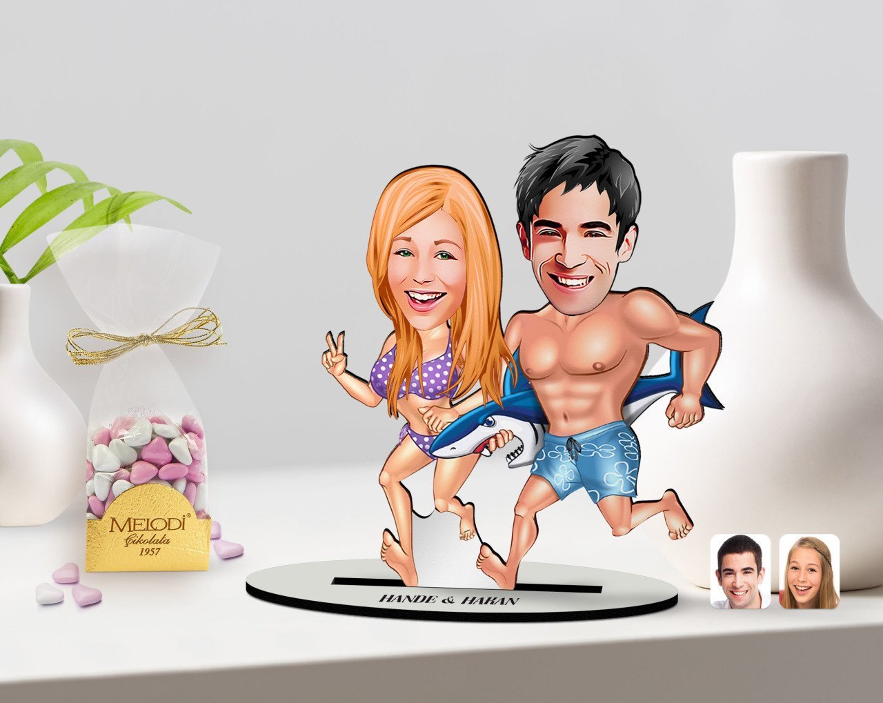 Kişiye Özel Sevgililer Karikatürlü 3D Ahşap Biblo ve Çikolatalı Kalp Bonbon Draje Hediye Seti-8