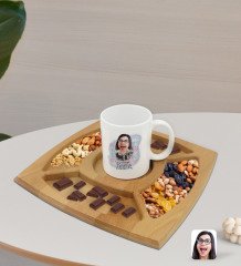 Kişiye Özel Canım Annem Karikatürlü Beyaz Kupa ve Doğal Masif Ahşap 4 Bölmeli Sunum Tabağı Çerezlik Hediye Seti-1