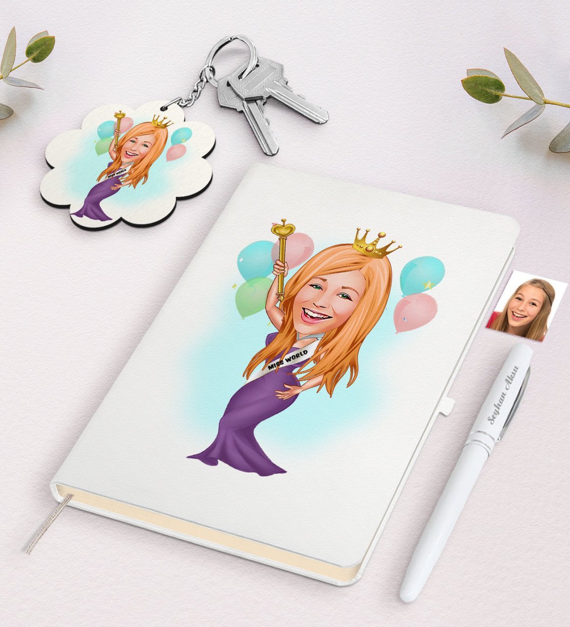 Kişiye Özel Dünya Güzeli Karikatürlü Beyaz Defter Kalem ve Anahtarlık Hediye Seti