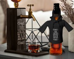 BK Gift Kişiye Özel Kabartma İsimli Musluklu Doğal Ahşap İçki Standı ve Siyah İçki Şişesi Tişörtü Hediye Seti, Home Bar, Viski Çeşmesi, Ahşap İçecek Çeşmesi-2
