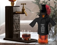 BK Gift Kişiye Özel Kabartma İsimli Musluklu Doğal Ahşap İçki Standı ve Siyah İçki Şişesi Tişörtü Hediye Seti, Home Bar, Viski Çeşmesi, Ahşap İçecek Çeşmesi-2