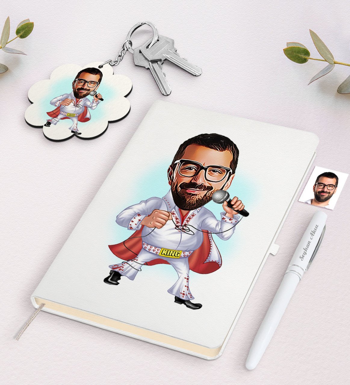 Kişiye Özel Elvis Presley Karikatürlü Beyaz Defter Kalem ve Anahtarlık Hediye Seti