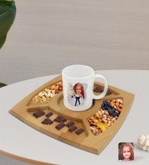 Kişiye Özel Çocuk Doğum Günü Karikatürlü Beyaz Kupa ve Doğal Masif Ahşap 4 Bölmeli Sunum Tabağı Çerezlik Hediye Seti-2