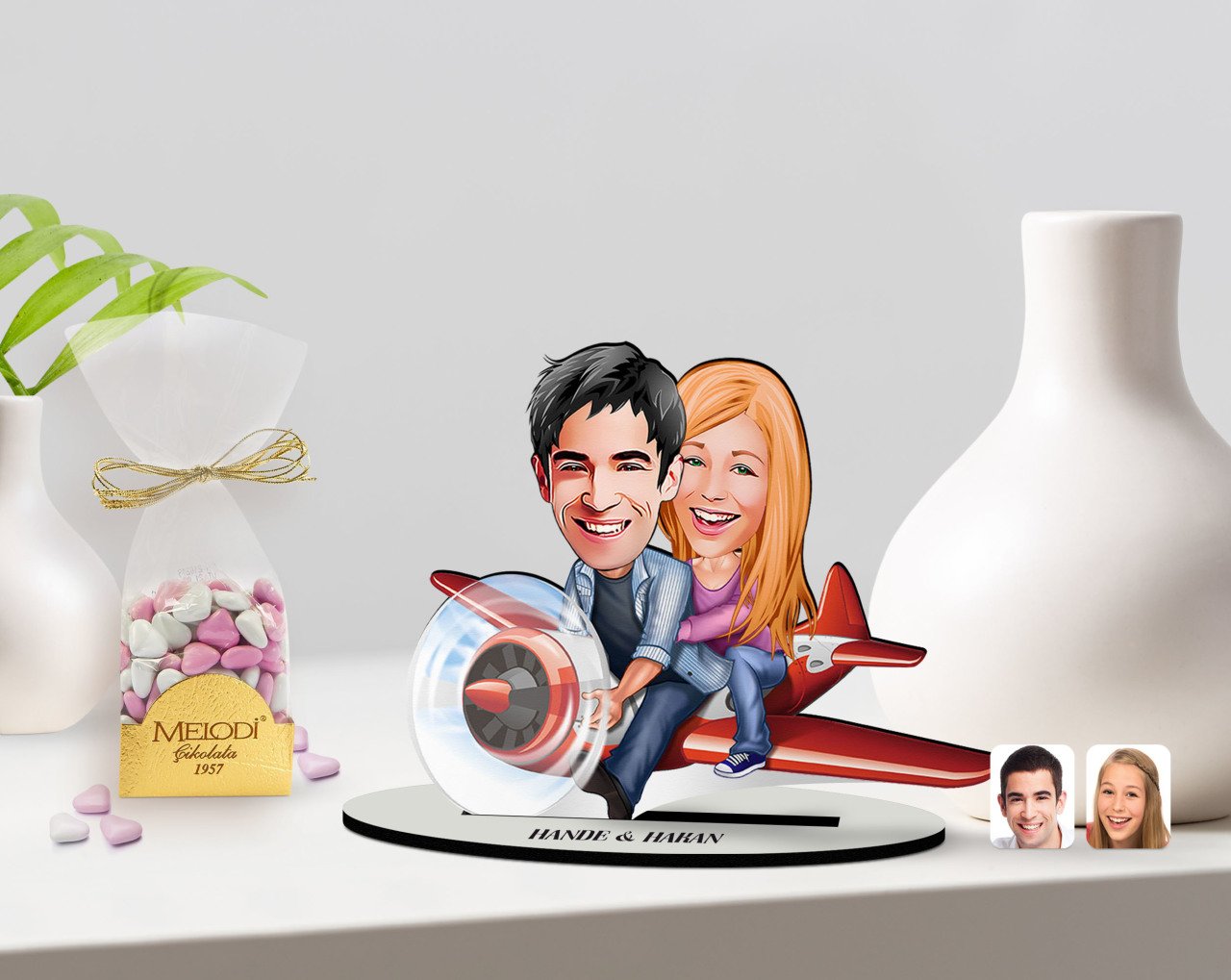 Kişiye Özel Sevgililer Karikatürlü 3D Ahşap Biblo ve Çikolatalı Kalp Bonbon Draje Hediye Seti-11