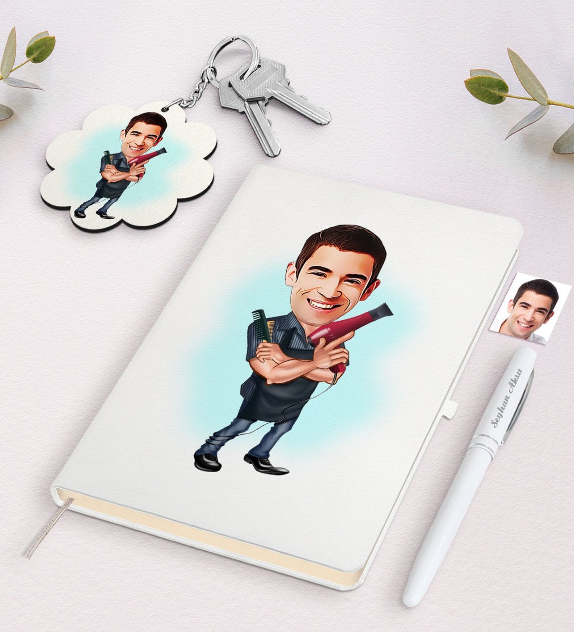 Kişiye Özel Erkek Kuaför Karikatürlü Beyaz Defter Kalem ve Anahtarlık Hediye Seti