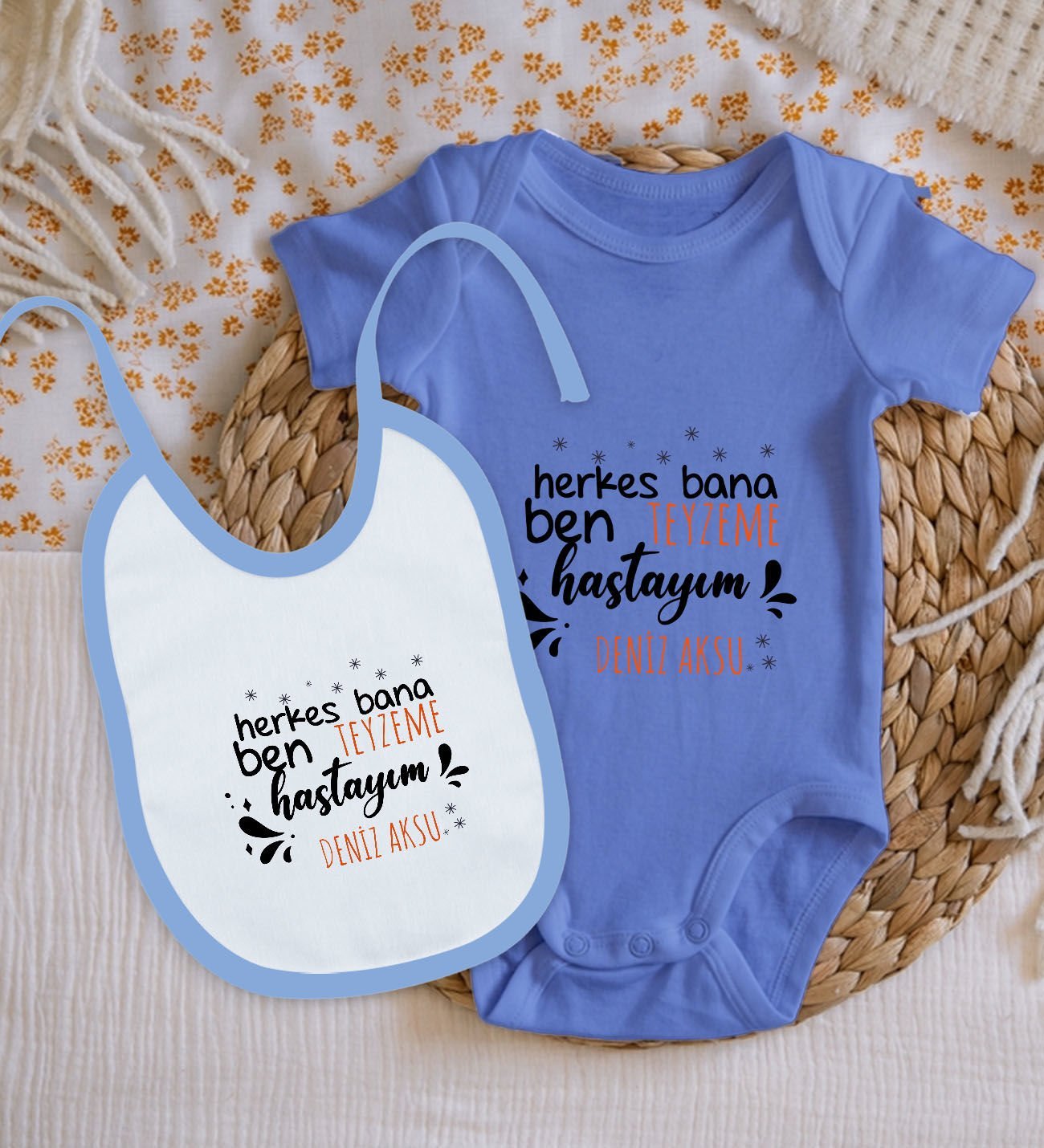 BK Kids Kişiye Özel Teyzeme Hastayım Tasarımlı Mavi %100 Pamuklu Kısa Kol Bebek Body Zıbın ve Mama Önlüğü Hediye Seti