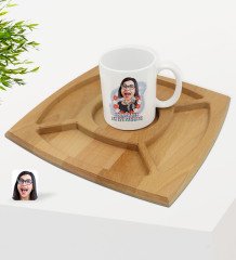 Kişiye Özel Dünyanın En İyi Annesi Karikatürlü Beyaz Kupa ve Doğal Masif Ahşap 4 Bölmeli Sunum Tabağı Çerezlik Hediye Seti-1