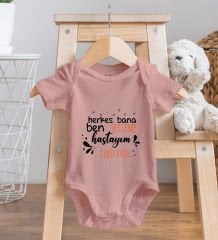 BK Kids Kişiye Özel Teyzeme Hastayım Tasarımlı Pembe %100 Pamuklu Kısa Kol Bebek Body Zıbın ve Mama Önlüğü Hediye Seti
