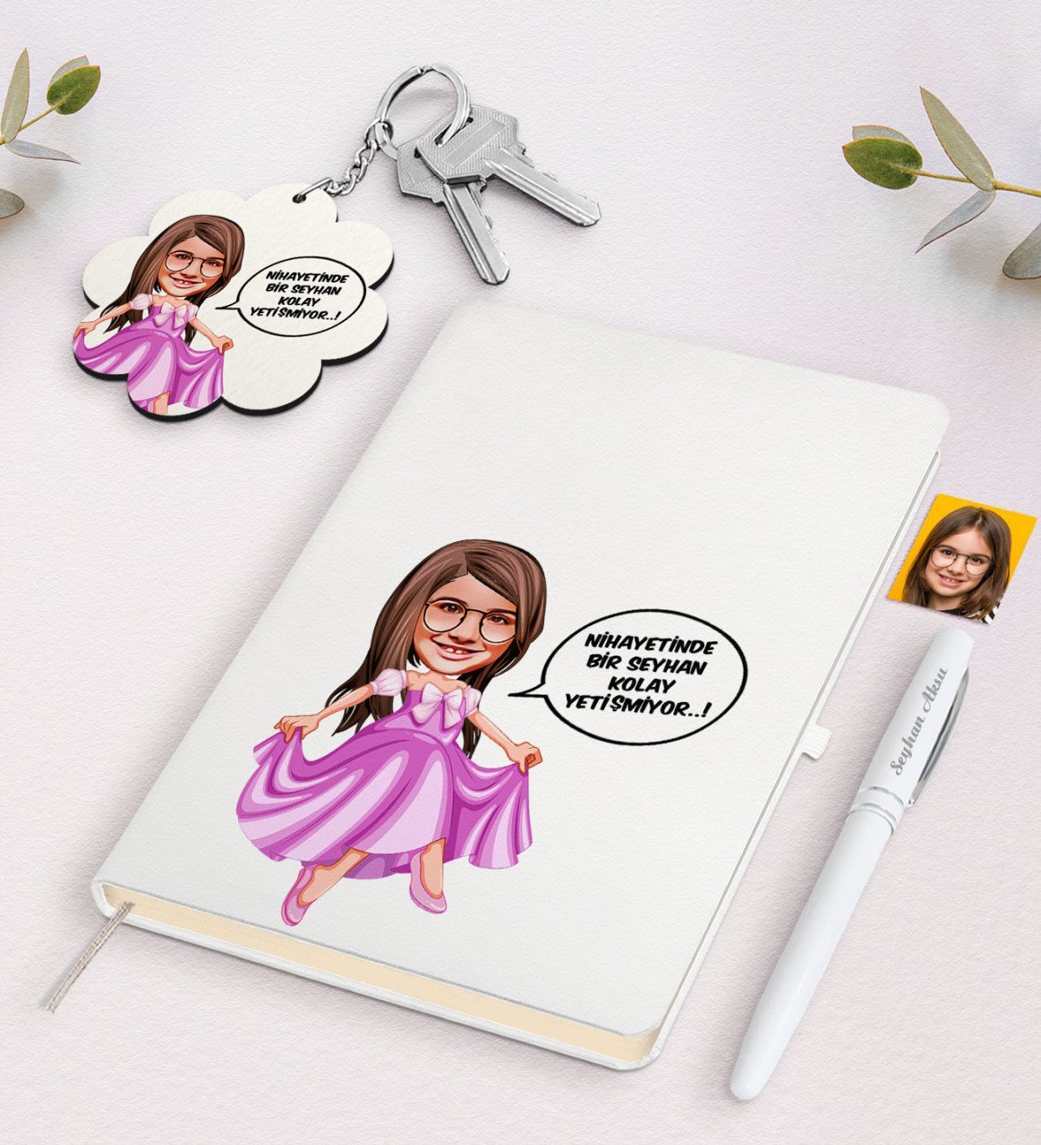 Kişiye Özel Kız Çocuk Kolay Yetişmiyor Karikatürlü Beyaz Defter Kalem ve Anahtarlık Hediye Seti-4