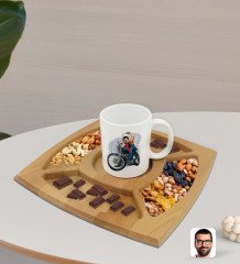 Kişiye Özel Erkek Motorcu Karikatürlü Beyaz Kupa ve Doğal Masif Ahşap 4 Bölmeli Sunum Tabağı Çerezlik Hediye Seti-5