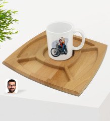 Kişiye Özel Erkek Motorcu Karikatürlü Beyaz Kupa ve Doğal Masif Ahşap 4 Bölmeli Sunum Tabağı Çerezlik Hediye Seti-5